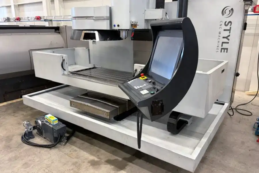 Použitá CNC fréza STYLE BT 1500E – bočný pohľad s ovládacím panelom