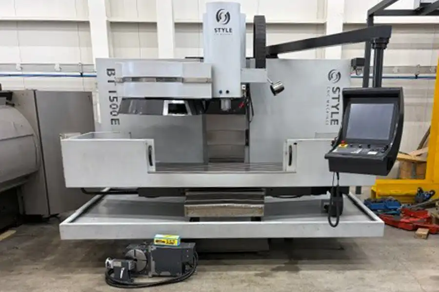 Použitá CNC frézka STYLE BT 1500E – pohľad z prednej strany na kompletný stroj