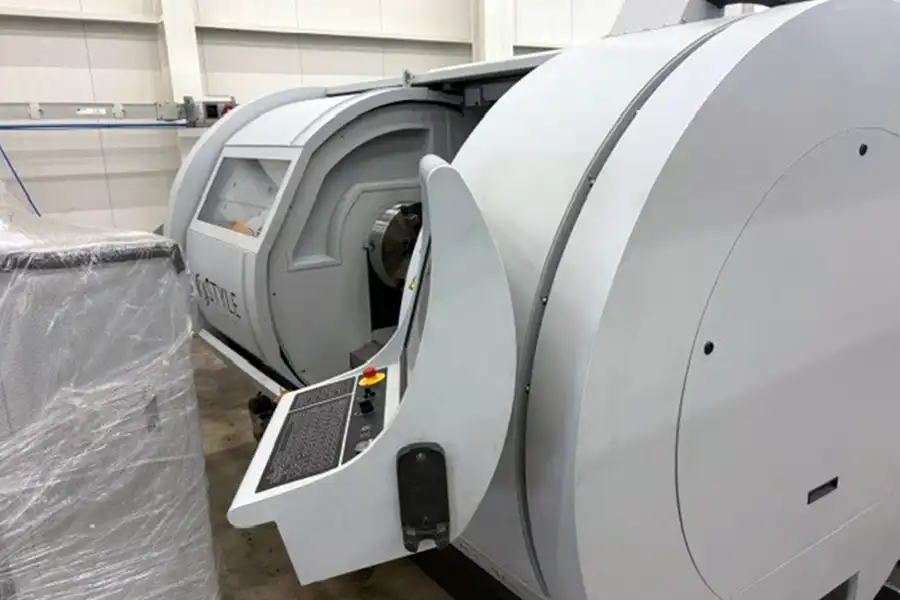 Gebrauchte CNC-Drehmaschine STYLE 750 (900) – Außenansicht mit Bedienpult