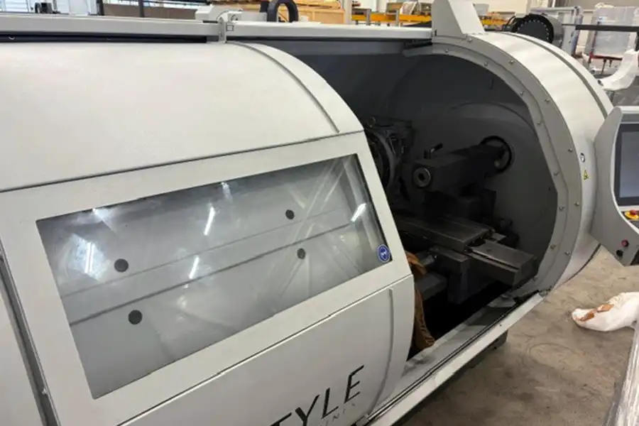 Gebrauchte CNC-Drehmaschine STYLE 750 (900) – Arbeitsbereich und Innenraum