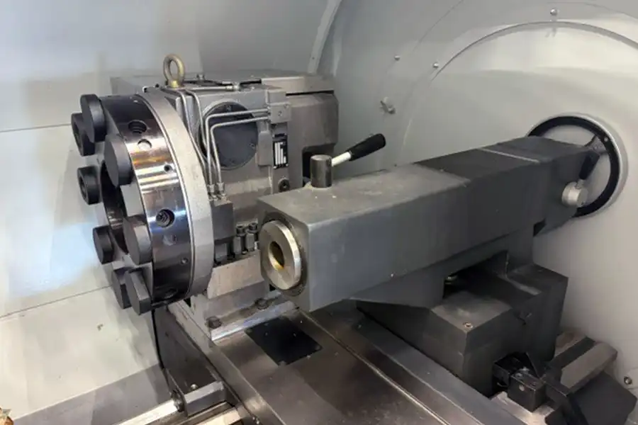 Gebrauchte CNC-Drehmaschine STYLE 750 (900) – Nahaufnahme von Revolver und Arbeitsbereich