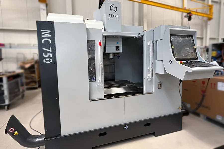 MC 750 CNC milling machine with enclosed working area and control panel for precision machining Frézka MC 750 CNC s uzavretým pracovným priestorom a ovládacím panelom pre presné obrábanie