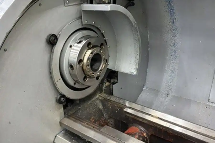 Närbild på huvudspindeln inuti bearbetningsområdet på CNC-svarven STYLE 510