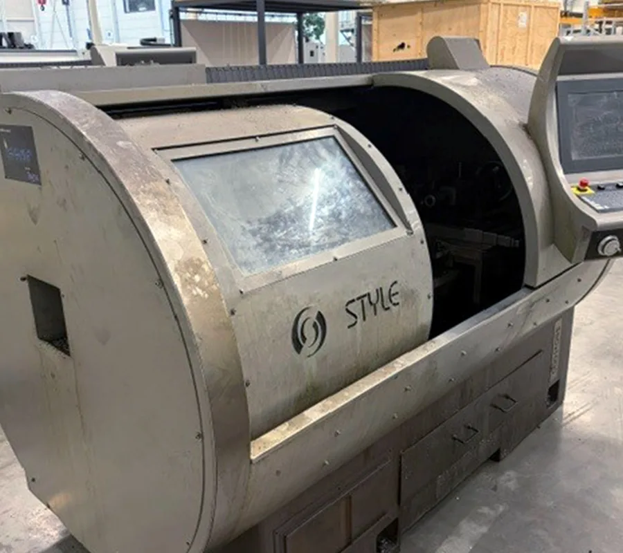 STYLE 350 CNC lathe with sliding door and direct access to the machining area CNC sústruh STYLE 350 s posuvnými dverami a priamym prístupom do obrobovacieho priestoru